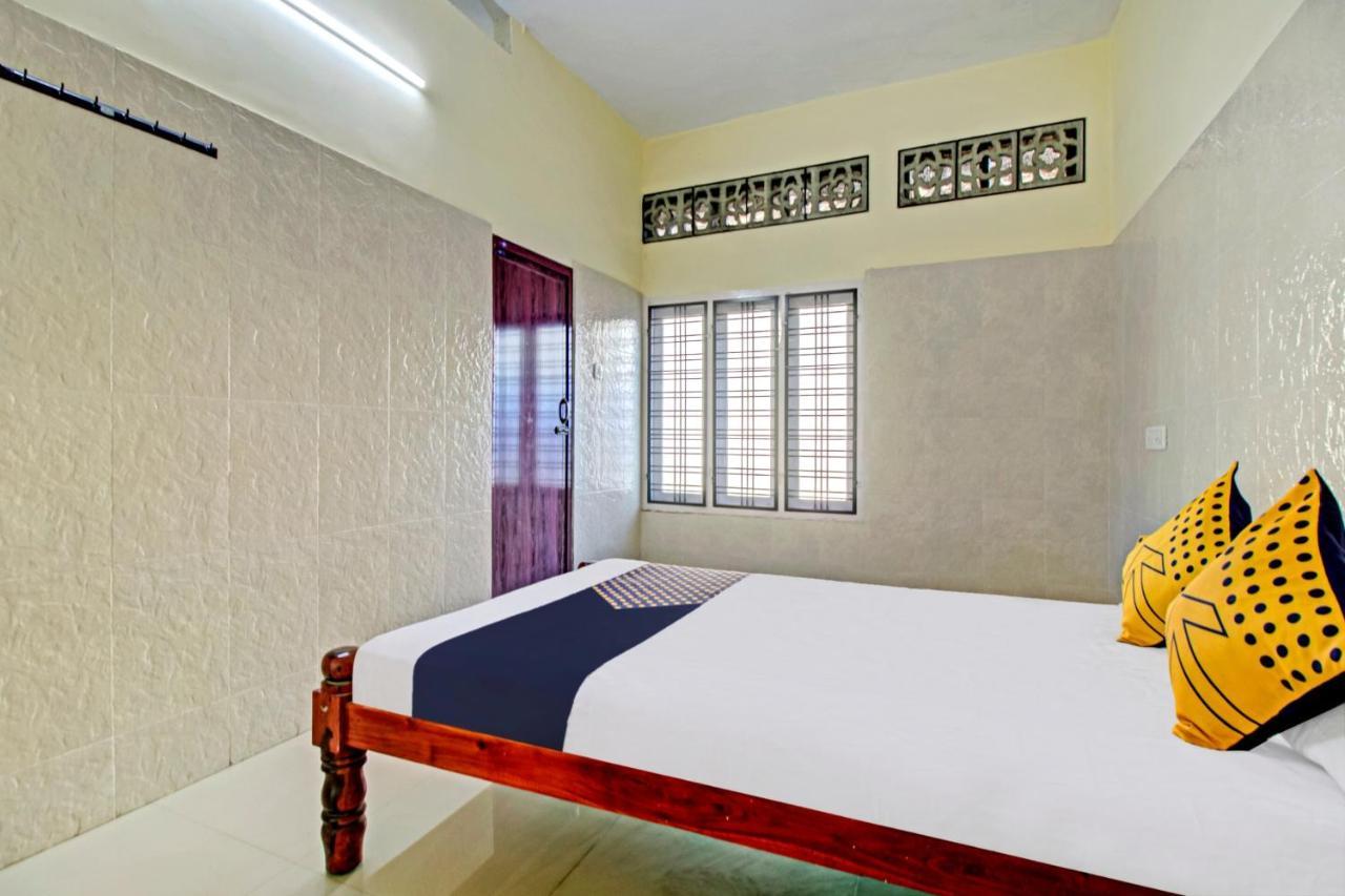 Spot On J P Tourist Home Kollam Bagian luar foto