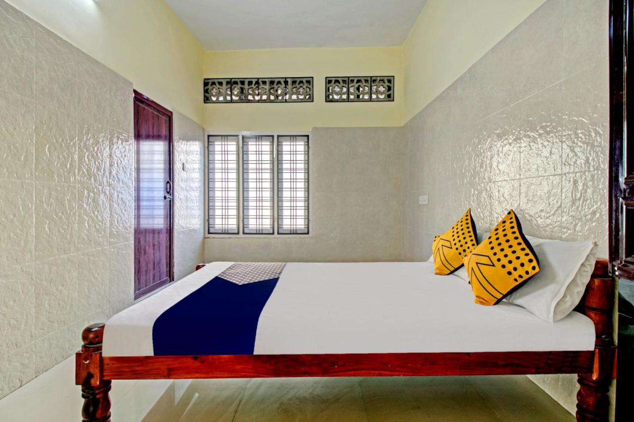 Spot On J P Tourist Home Kollam Bagian luar foto
