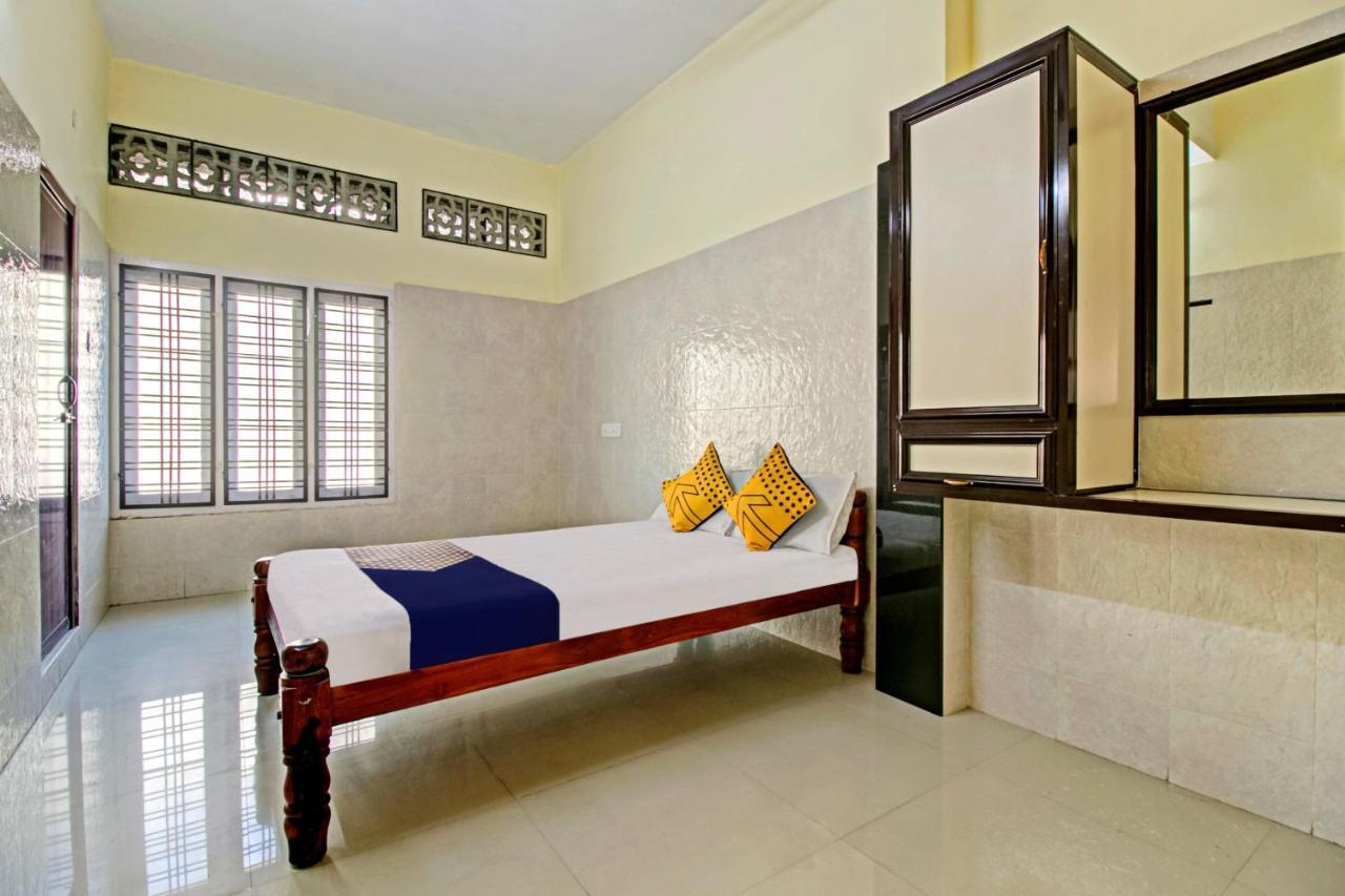 Spot On J P Tourist Home Kollam Bagian luar foto