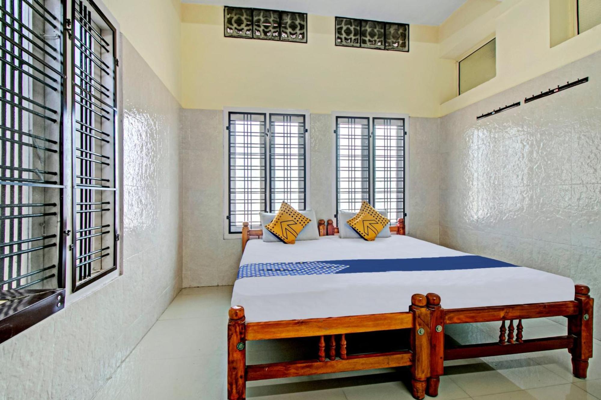 Spot On J P Tourist Home Kollam Bagian luar foto