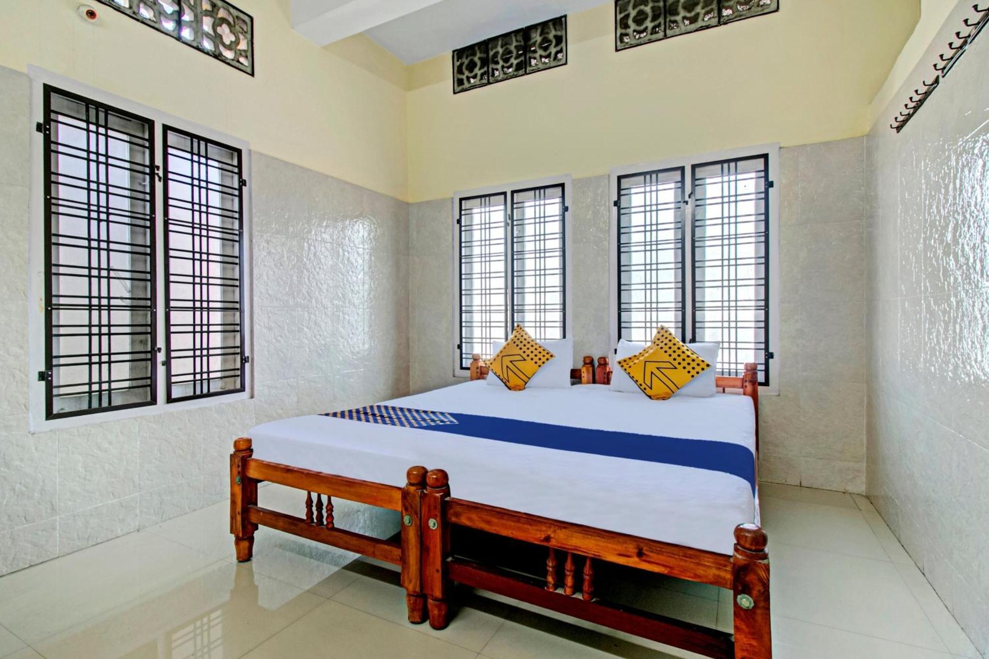 Spot On J P Tourist Home Kollam Bagian luar foto