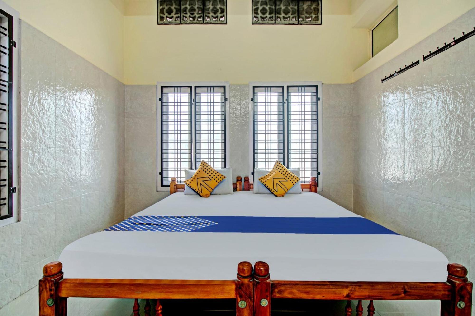 Spot On J P Tourist Home Kollam Bagian luar foto