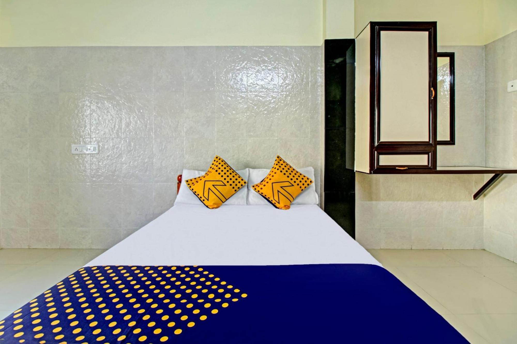 Spot On J P Tourist Home Kollam Bagian luar foto