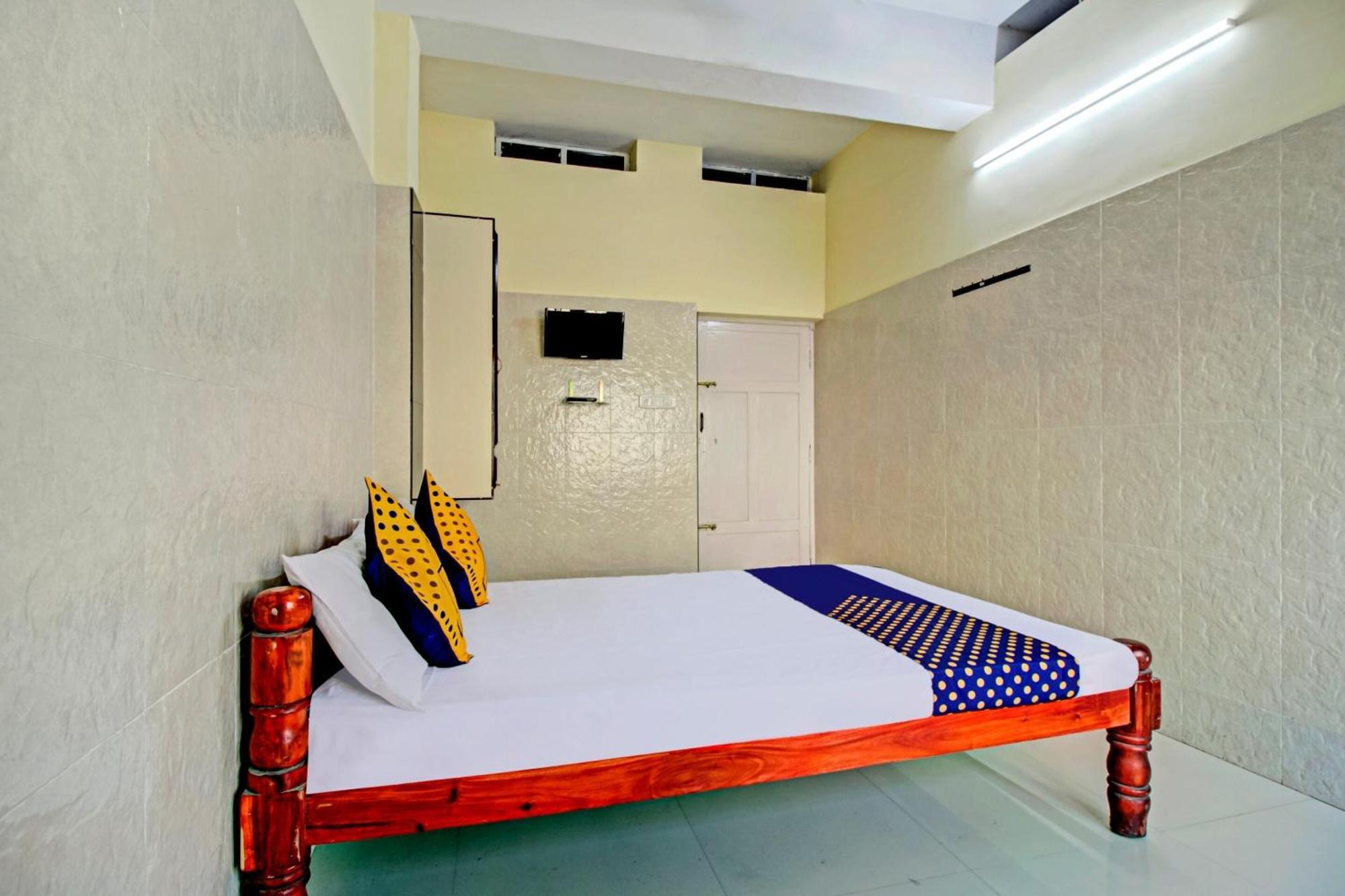 Spot On J P Tourist Home Kollam Bagian luar foto