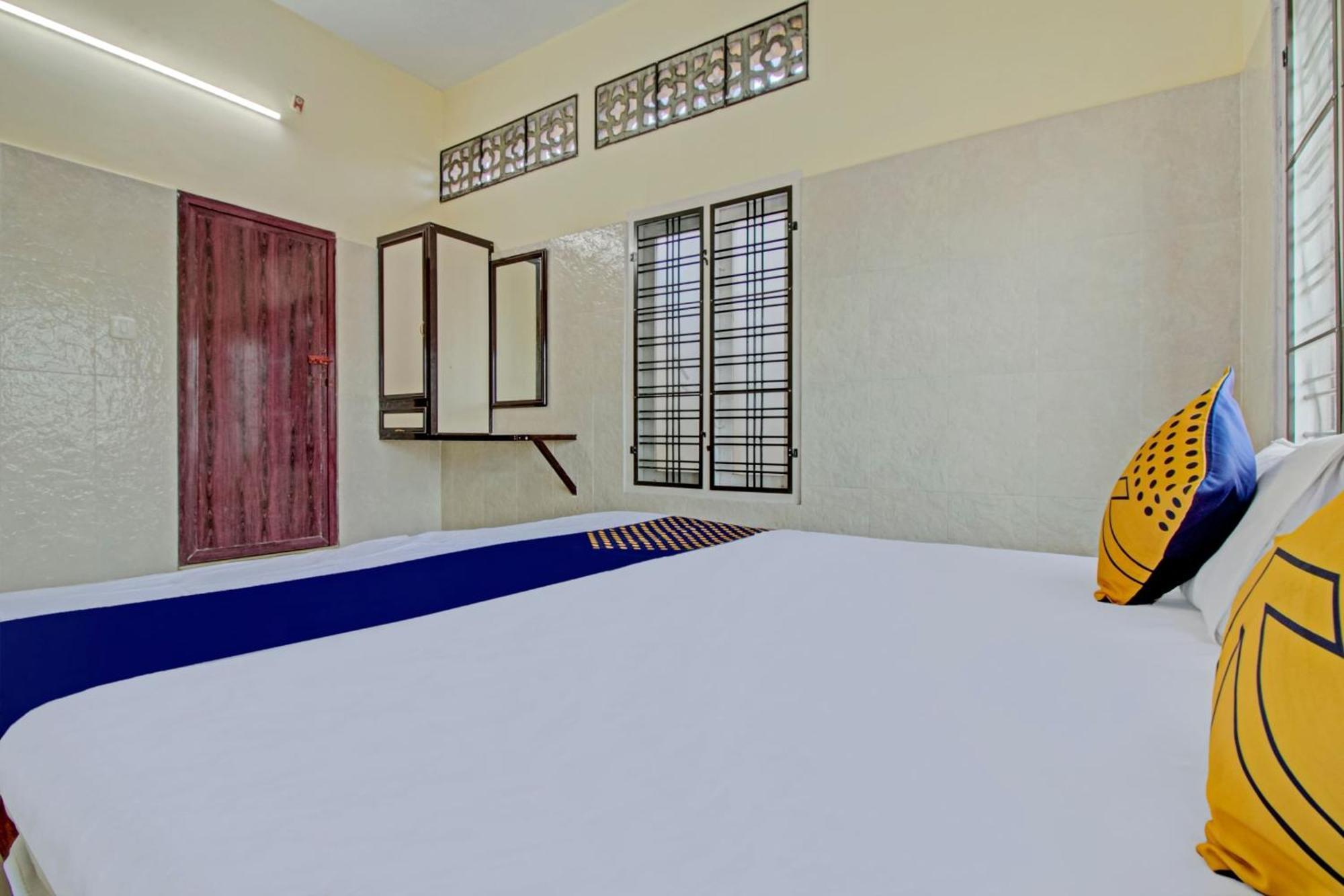 Spot On J P Tourist Home Kollam Bagian luar foto